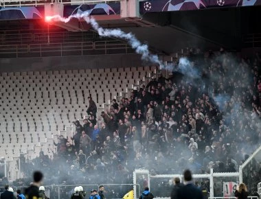 Εξαλλος ο Χούντελαρ με οπαδό της ΑΕΚ: «Να πιάσουν αυτόν τον ηλίθιο» (βίντεο)